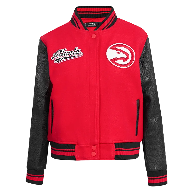 CHAMARRA UNIVERSITARIA NBA ATLANTA HAWKS SCRIPT TAIL PARA MUJER