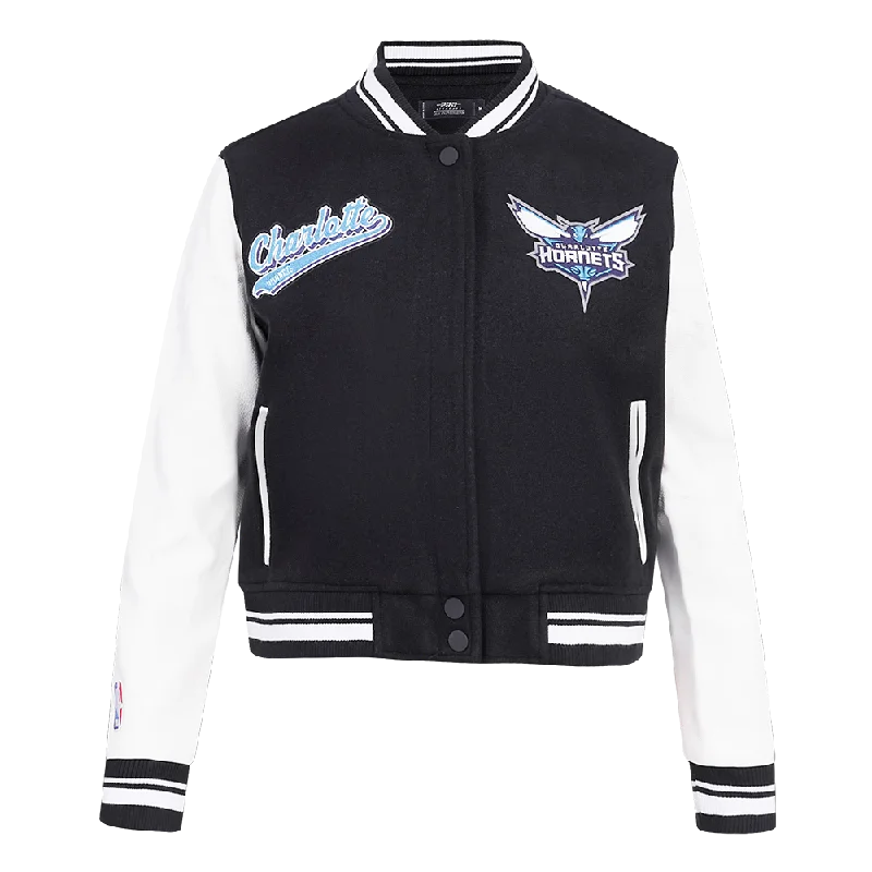 CHAMARRA UNIVERSITARIA NBA CHARLOTTE HORNETS SCRIPT TAIL PARA MUJER